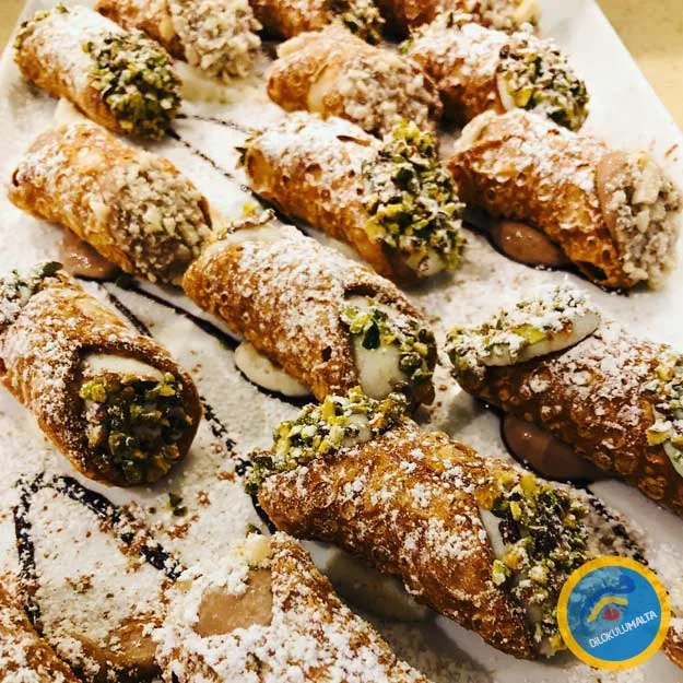 Geleneksel Malta Tatlilari Cannoli