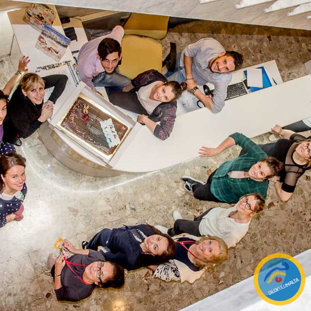 Malta Dil Okulundan Bir Grup Öğrenci Resepsiyonda maltalingua dil okulu ogrencileri resepsiyon bolumunde