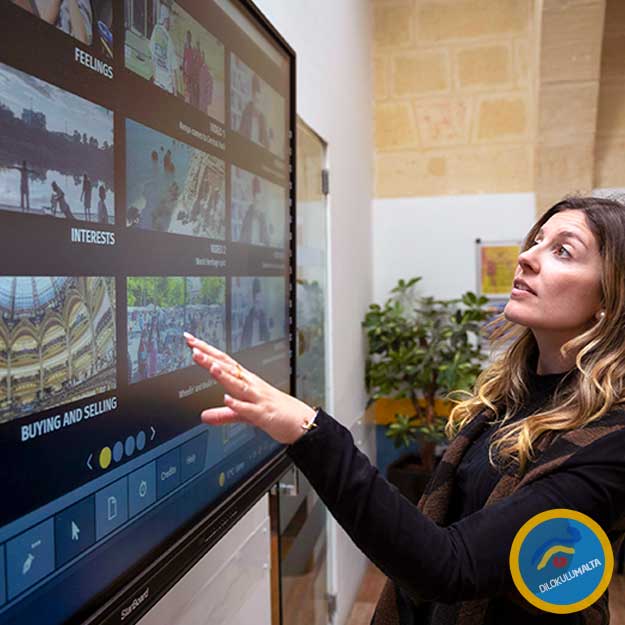 Maltalingua Dil Okulunda Sınıfta Akıllı Tahta maltalingua dil okulu sinifta akilli tahta