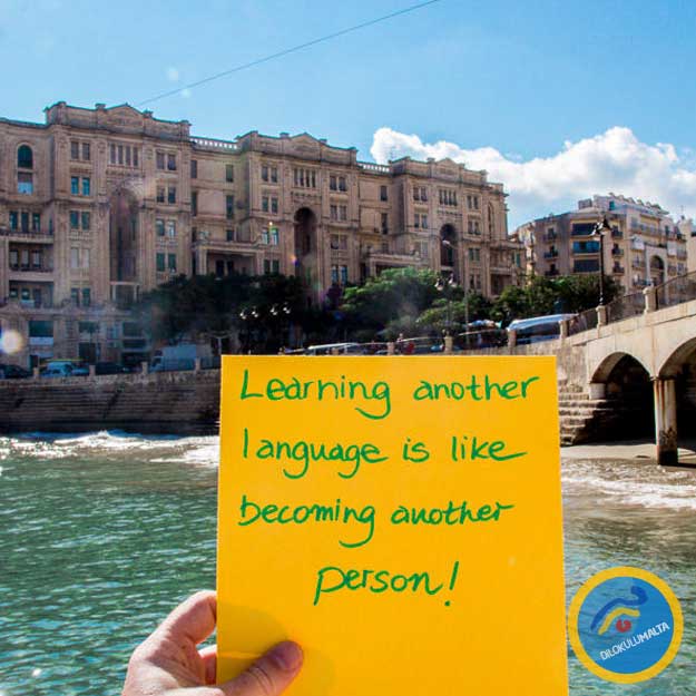 Maltalingua Dil Okulundan Bir Öğrenci Balluta Bay Plajında maltalingua dil okulundan bir ogrenci balluta bay plajinda