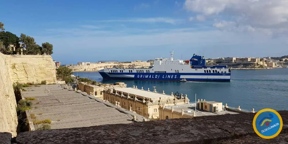 maltaya nasil gidilir grimaldi gemisi valetta limanindan ayriliyor