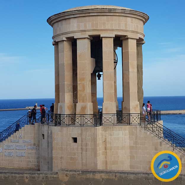 valetta gezilecek en iyi yerler Siege Bell War Memorial