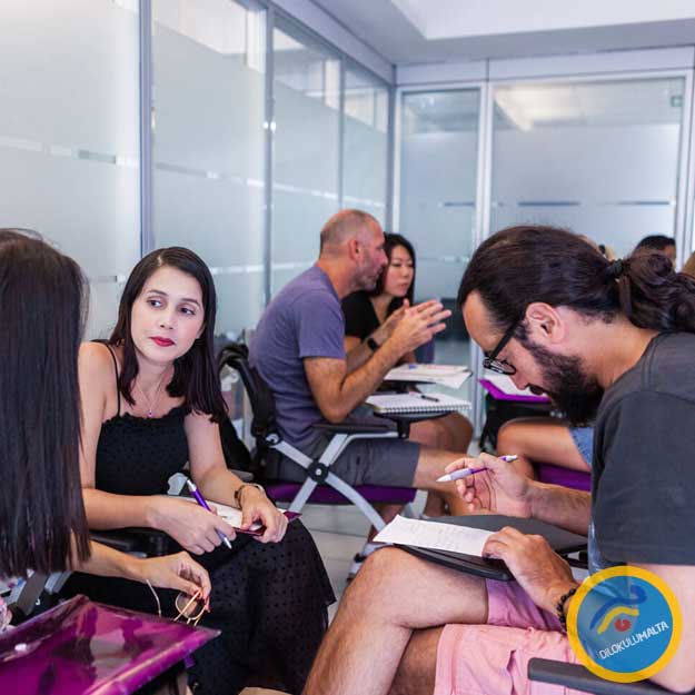 yogun ingilizce kursu sinifinda akiclik dersindeki ogrencilerimiz